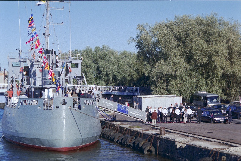 Sõjalaev Pärnu sadamas.