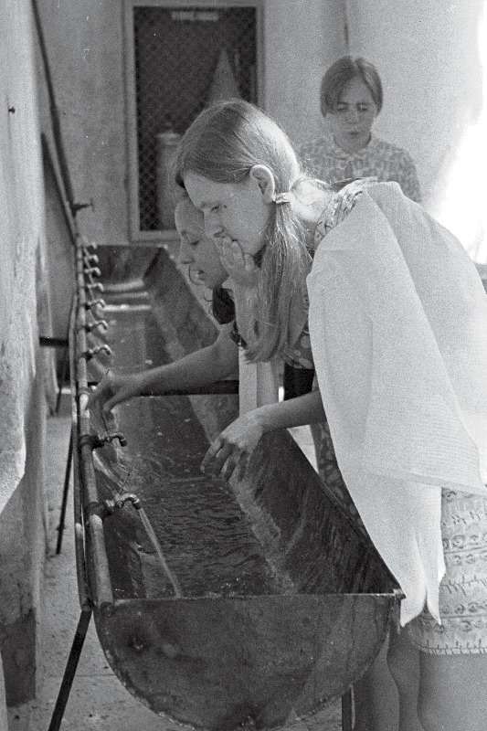 Eesti õpilasmaleva ( 1971? ) pilte Konovere, Audru, Sipa rühma elust - olust. Malevlased enne sööma minekut pesemas