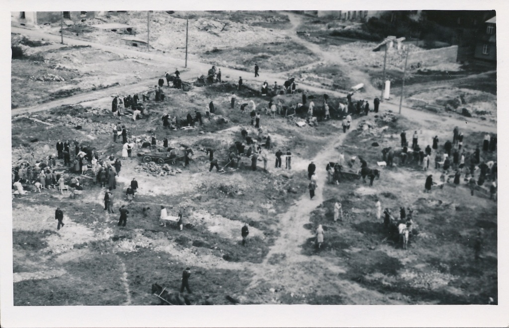 foto, Viljandi, taastamistööd Hiire ja Oru tn nurgal, Linnaväljaku rajamine 8.06.1947 F: A. Kiisla