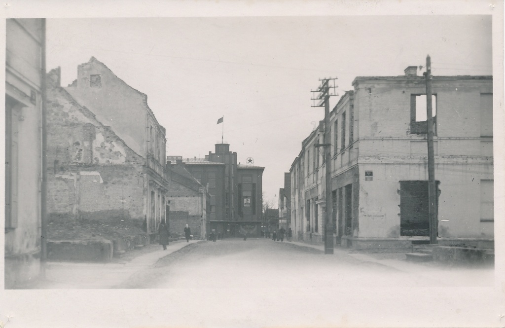 foto Viljandi, Lossi tn poolpõlenud hooned 1946