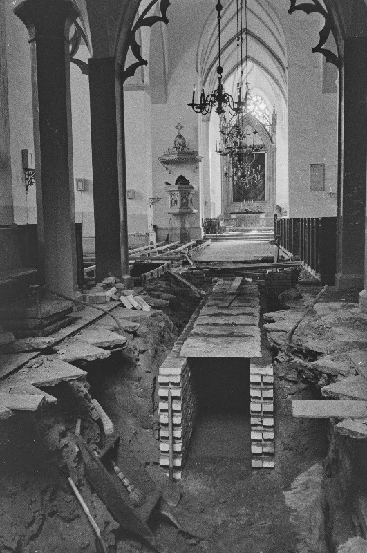 Oleviste kirik. Kesklöövi suunduv tsentraalne kompressioonikanal. Paremal lõunapoolse tornialuse piilari vundament(šurf nr. 3), vasakul- põhjapoolse tornialuse piilari vundament (šurf nr 2.) Vaade W-st.