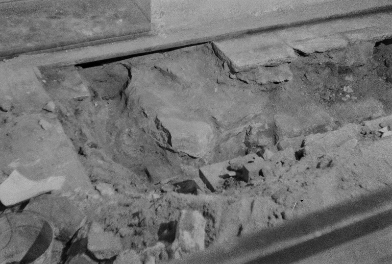 Oleviste kirik. Vaade lõunapoolse võidukaare vundamendi NW nurgale