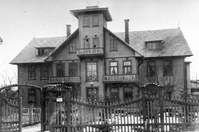 Karlova: Päeva t 1a ja aed. Aiaväraval silt: Wilberg, tohter. Tartu, 1925-1935 (?).  duplicate photo