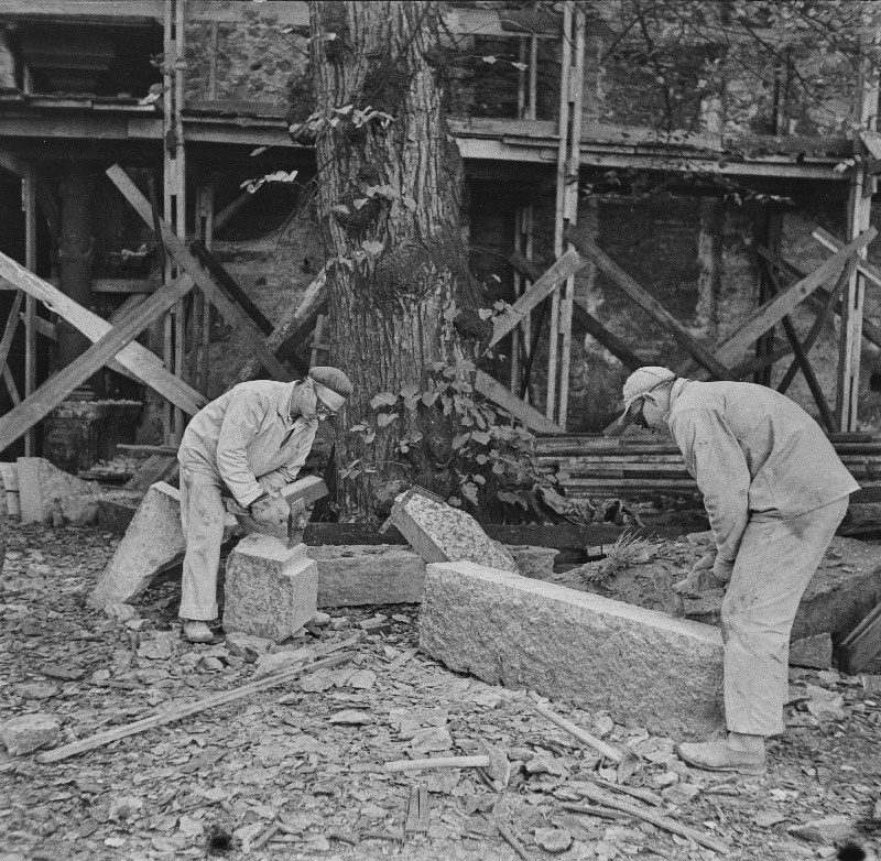 Niguliste kirik. Kiviraidurid Niguliste kiriku õues