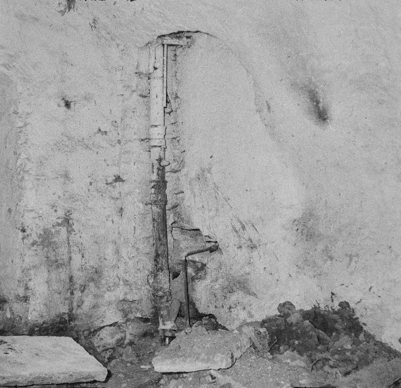 Komandandi maja. Väike võlvik kanalisatsioonitoruga keldris, läänetiiva keskosas