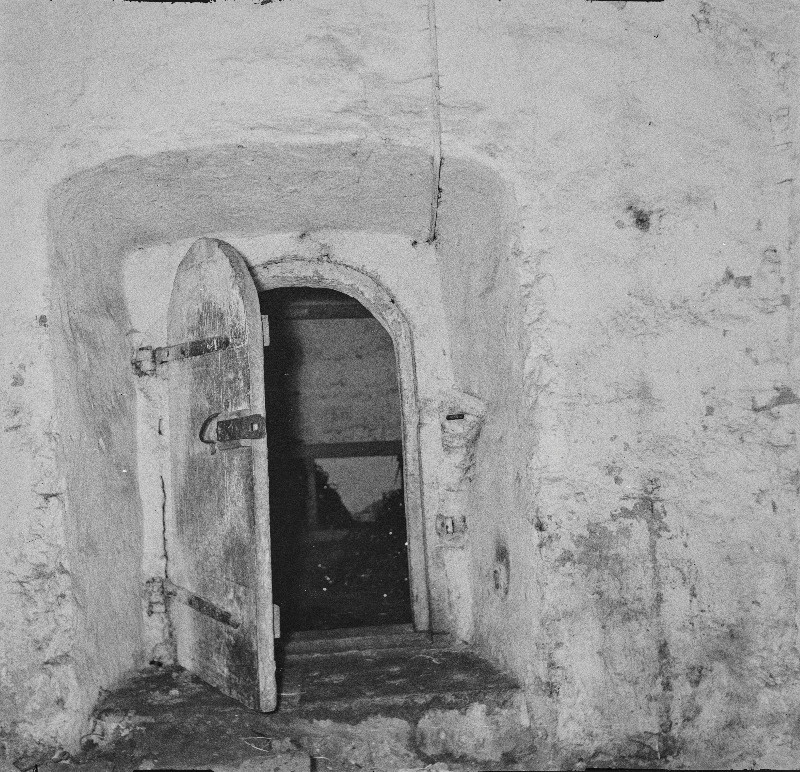 Komandandi maja. Projekteeritavasse keskkütteruumi viiv uks keldris, vaade põhjast