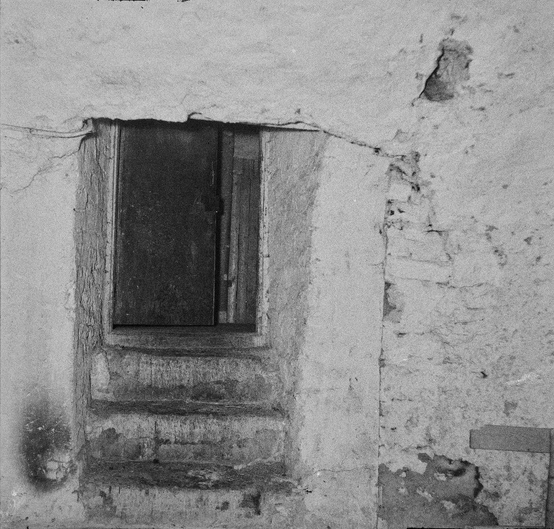 Komandandi maja. Uks ja trepp keldris läänetiiva keskosas