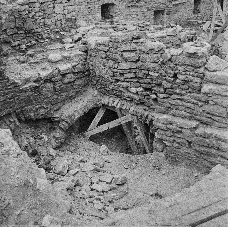 Padise klooster. W-vaade läänetiiva N-poolsele osale väljakaevamistelt