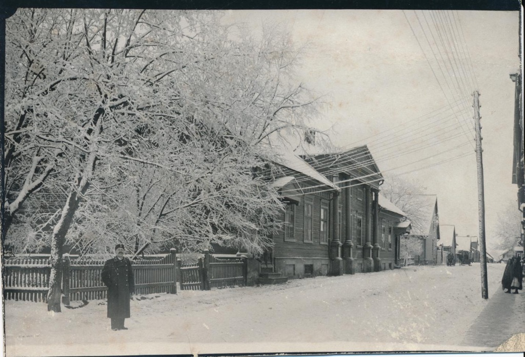 foto Viljandi Posti tn, paremal saksa kasiino, puude taga Park Hotel, sandarm u 1900, peegelpildis