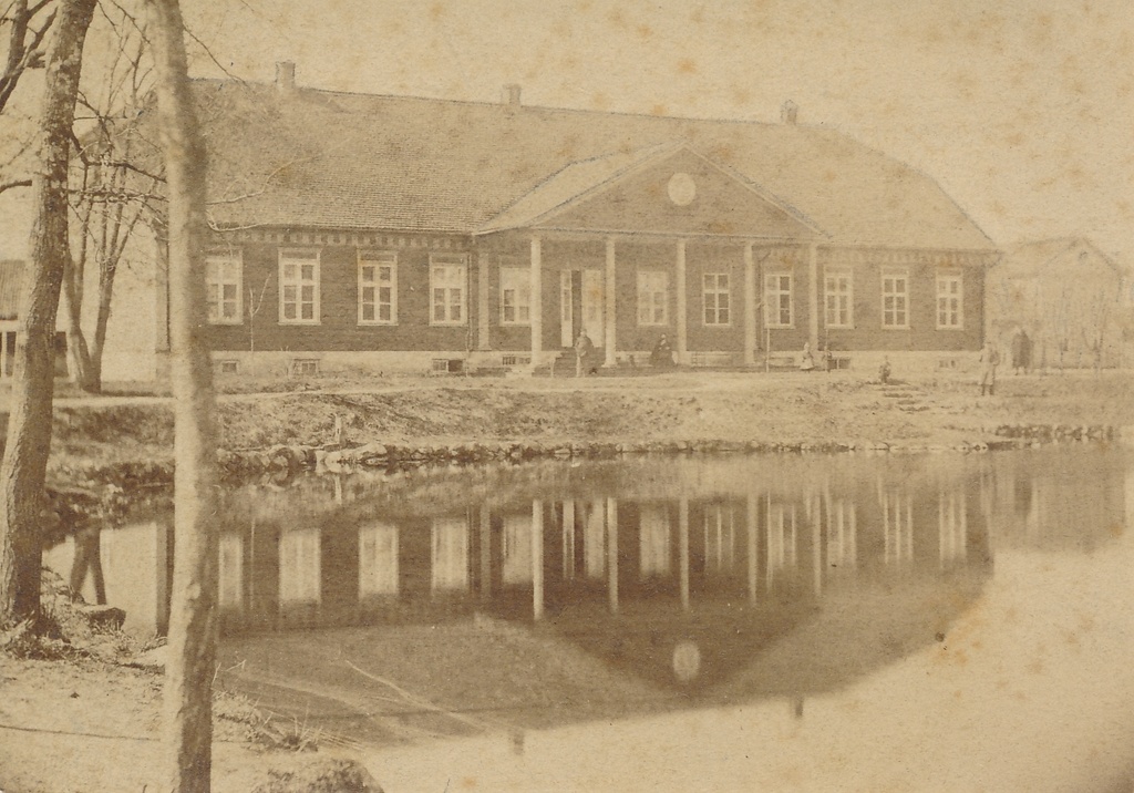 foto Viljandi Posti tn 11, saksa kasiino, tagakülg, tiik u 1890