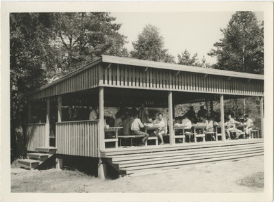 Göteborgi skautide vabaõhupiirkond Koitjärve, skaudid einestamas  similar photo