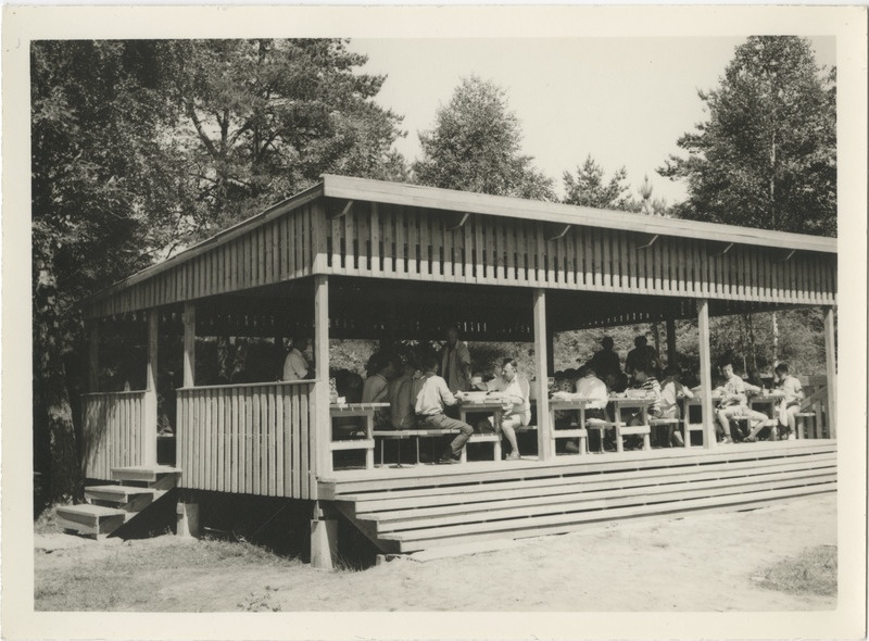 Göteborgi skautide vabaõhupiirkond Koitjärve, skaudid einestamas