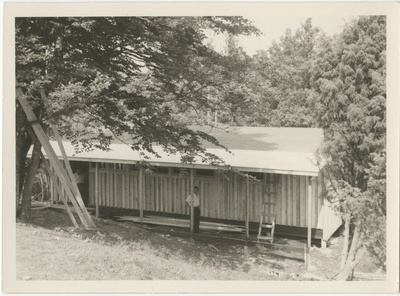 Göteborgi skautide vabaõhupiirkond Koitjärve, mehed ehitamas maja  similar photo