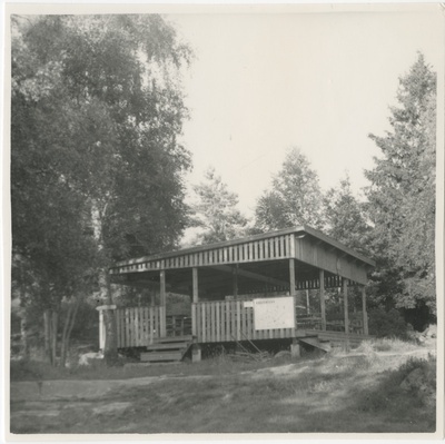 Vaade puust varjualusele Göteborgi skautide vabaõhupiirkonnas Koitjärvel  similar photo