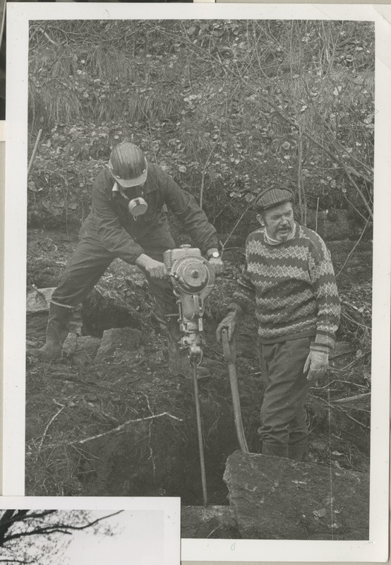 Mehed kaevamas maad Göteborgi skautide vabaõhupiirkonnas Koitjärvel