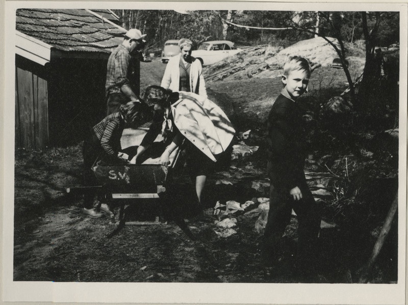 Veetakse käruga kive Göteborgi skautide vabaõhupiirkonnas Koitjärvel