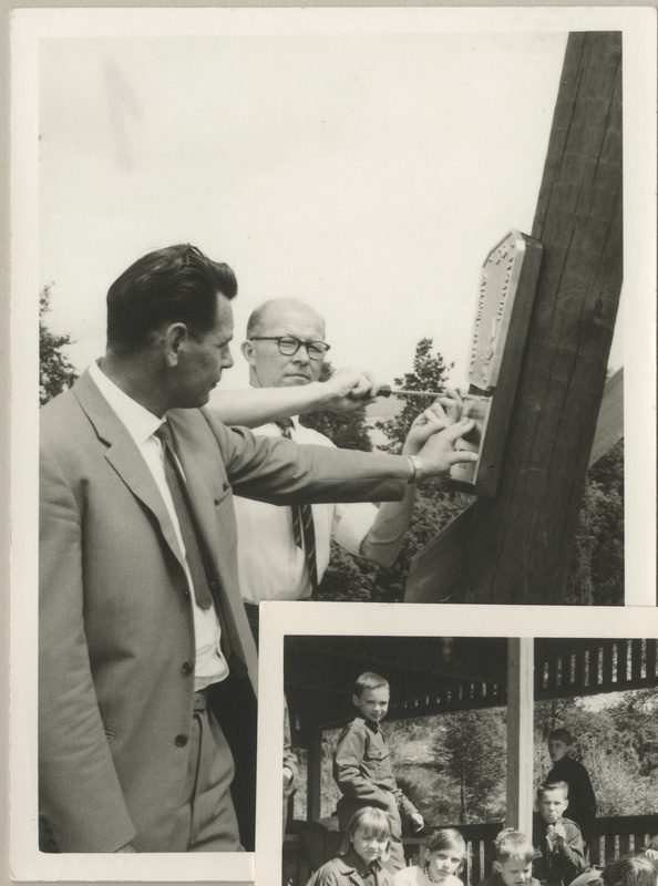 Mehed kruvimas ühte märki posti külge Göteborgi skautide vabaõhupiirkonnas Koitjärvel