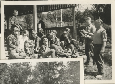 Skaudid istumas puidust varjualuse trepil Göteborgi skautide vabaõhupiirkonnas Koitjärvel  similar photo