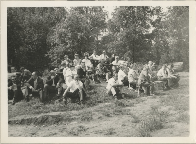 Inimesed istumas väikesel künkal Göteborgi skautide vabaõhupiirkonnas Koitjärvel