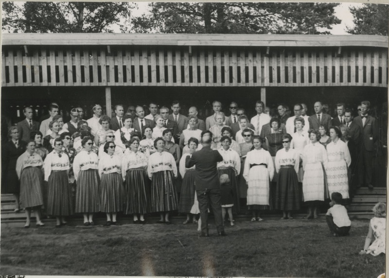 Koosviibimine Göteborgi skautide vabaõhupiirkonnas Koitjärvel, esinemas segakoor