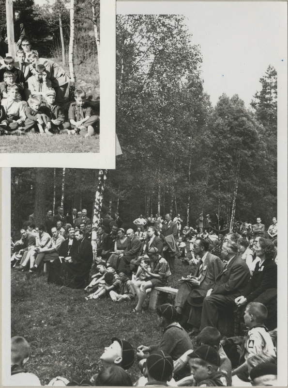 Koosviibimine Göteborgi skautide vabaõhupiirkonnas Koitjärvel, skaudid ning külalised istumas rohuplatsil