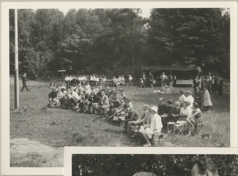 Koosviibimine Göteborgi skautide vabaõhupiirkonnas Koitjärvel, külalised istumas rohuplatsil pinkidel
