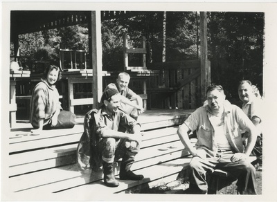 Inimesed istumas puust varjualuse trepil Göteborgi skautide vabaõhupiirkonnas Koitjärvel  similar photo