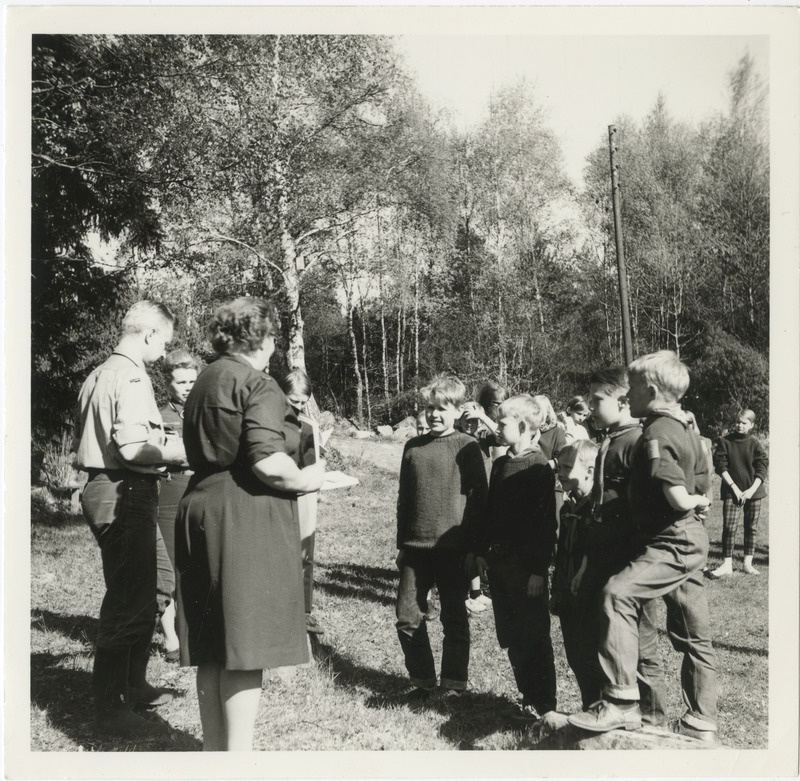 Koosviibimine Göteborgi skautide vabaõhupiirkonnas Koitjärvel, skaudijuhid andmas skautidele üle mingeid raamatuid