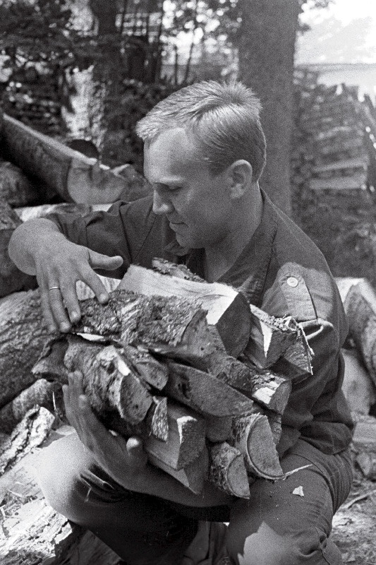 Eesti õpilasmaleva ( 1971? ) pilte Konovere, Audru, Sipa rühma elust - olust. Malevlased küttepuid lõhkumas ja tassimas
