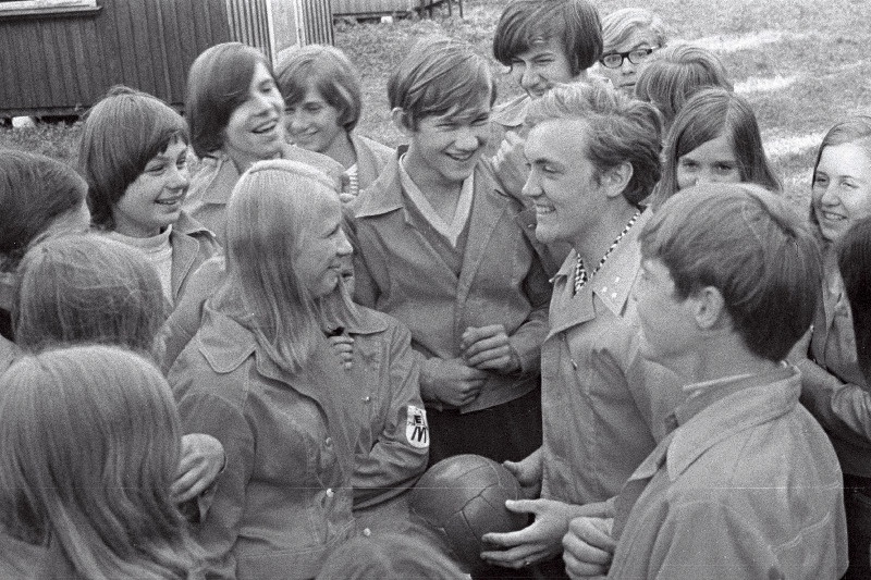 Eesti õpilasmaleva ( 1971? ) pilte Konovere, Audru, Sipa rühma elust - olust. Malevlased laagrimajakeste ees palli mängimas ja vestlemas