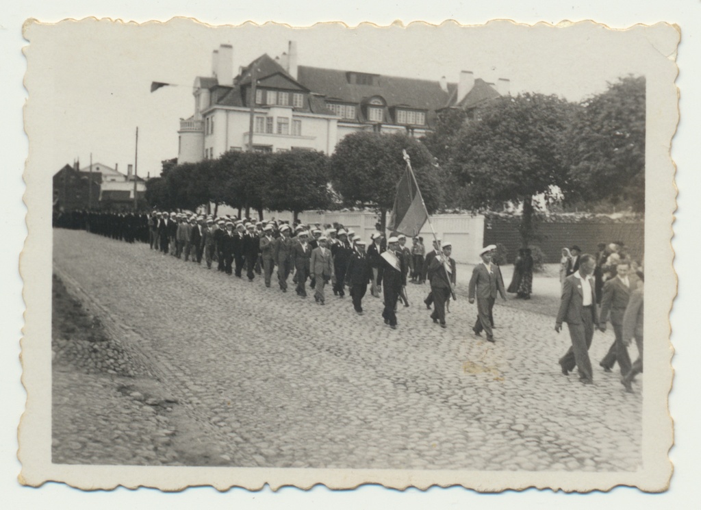 foto, Viljand Helikunsti Seltsi meeskoor, rongkäigus, u 1936