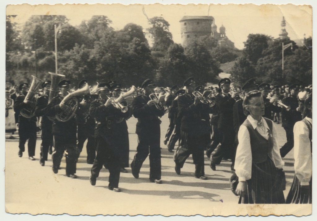 foto, Viljandi tuletõrje orkester rongkäigus, Tallinn?, 1938
