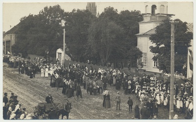 foto, Viljandi, Vaksali tn algus, õpilaste rongkäik, 1915  similar photo