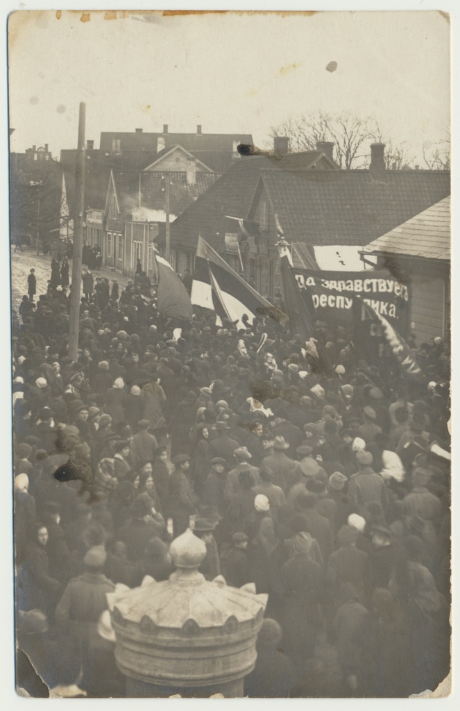 foto, Viljandi, Posti tn kohtumaja ees meeleavaldus, 1917