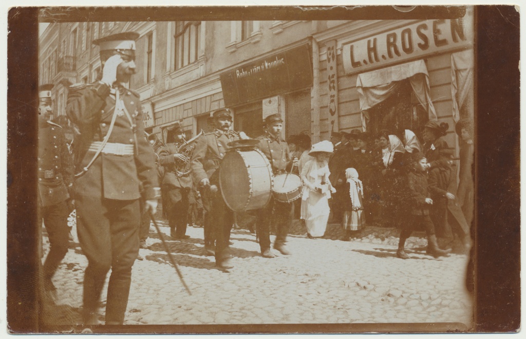 foto, Viljandi, Lossi tn, karbikorjanduse rongkäik, u 1913