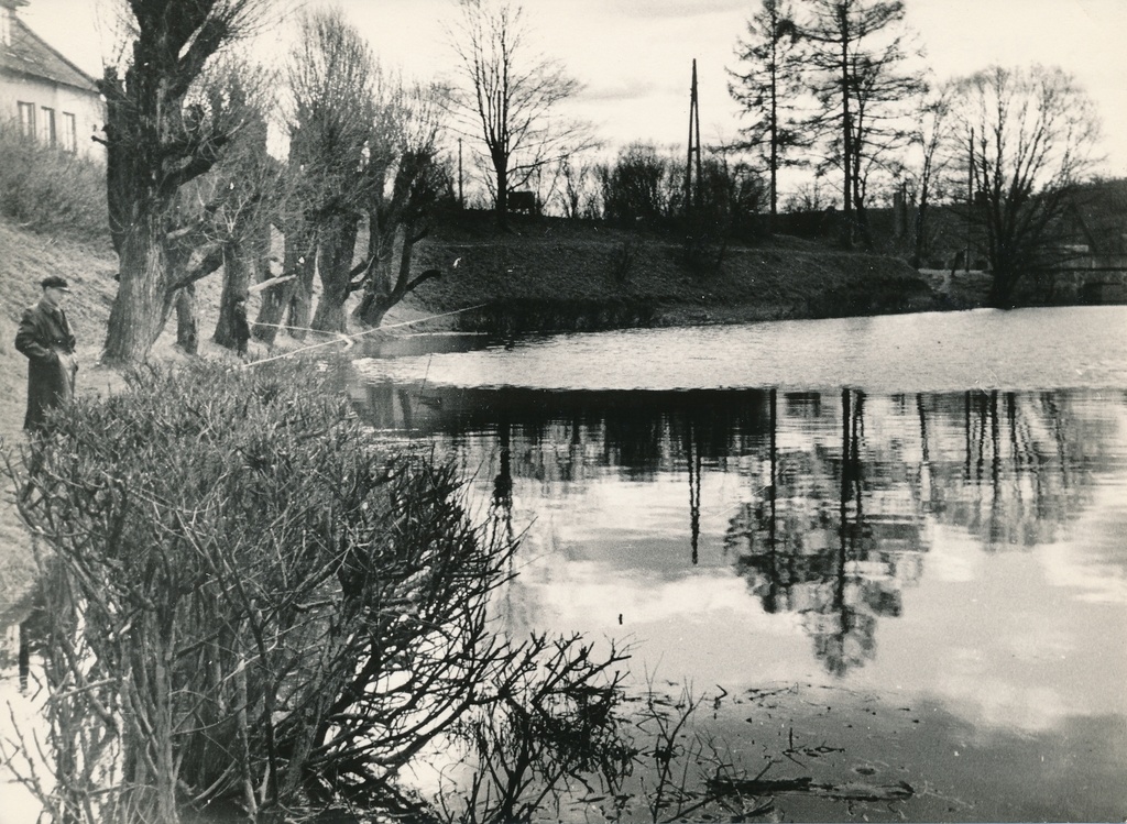 foto, Viljandi, Valuoja tiik, kalamees, 1960, foto L. Norden