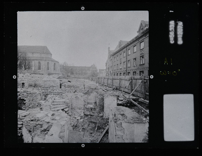 Tallinn. Kvartal nr 37. Ehitusarheoloogia. Harju tänava stereofotogramm-meetriline mõõdistamine.