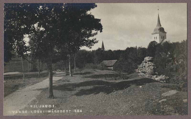 foto albumis, Viljandi, I Kirsimägi, Pauluse ja Jaani kiriku tornid, u 1910, foto J. Riet