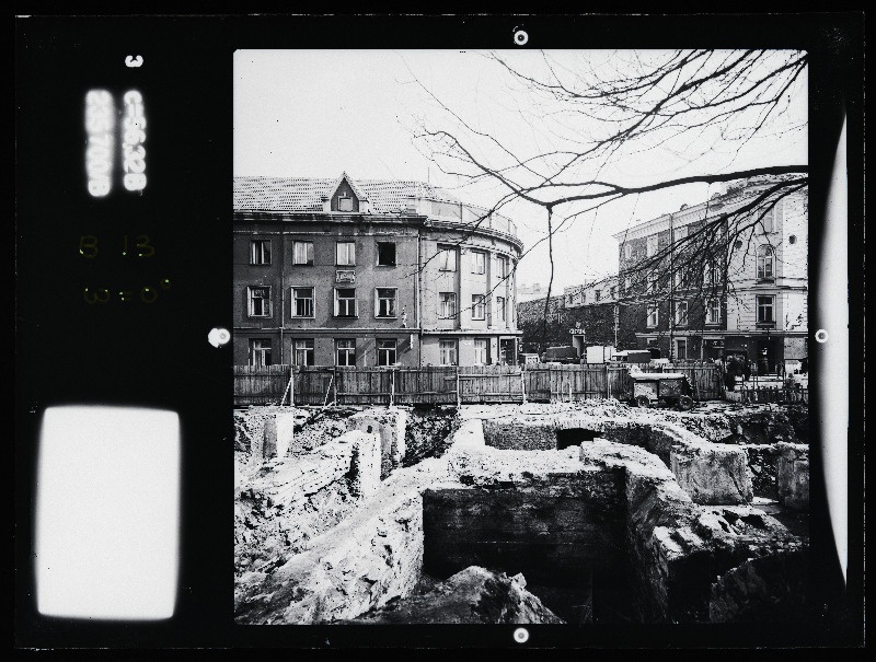 Tallinn. Kvartal nr 37. Ehitusarheoloogia. Harju tänava stereofotogramm-meetriline mõõdistamine.