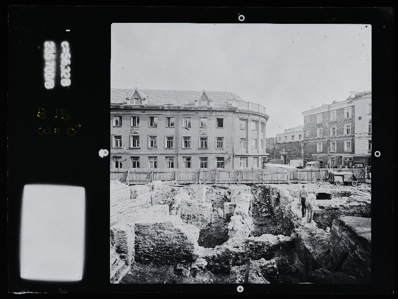 Tallinn. Kvartal nr 37. Ehitusarheoloogia. Harju tänava stereofotogramm-meetriline mõõdistamine.