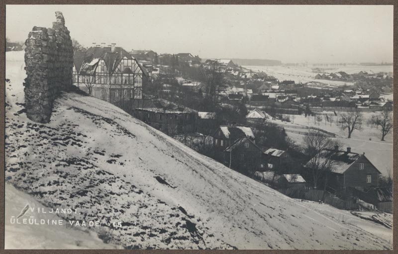 foto albumis, Viljandi, lossimäed, linn II Kirsimäelt, talvel, u 1910, foto J. Riet
