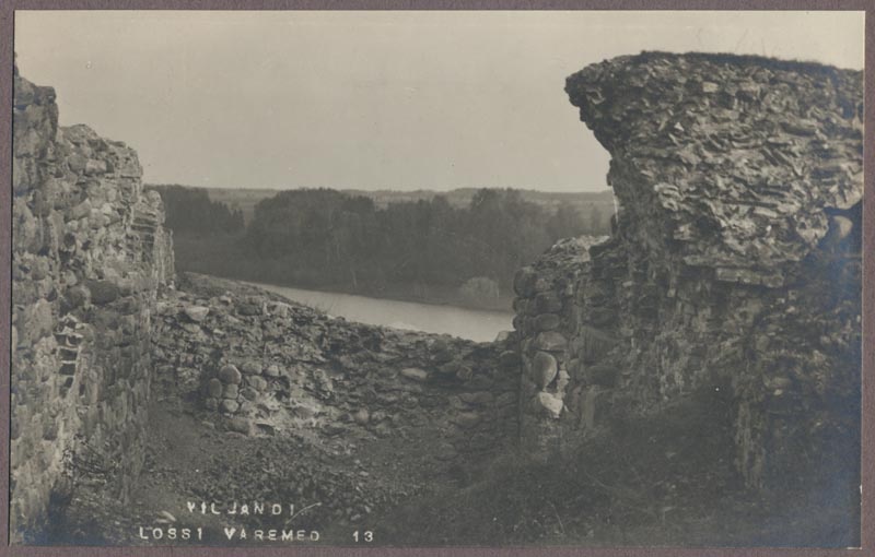 foto albumis, Viljandi, lossimäed, Kaevumäe kaguosa, keldimüürid, järv, u 1910, foto J. Riet
