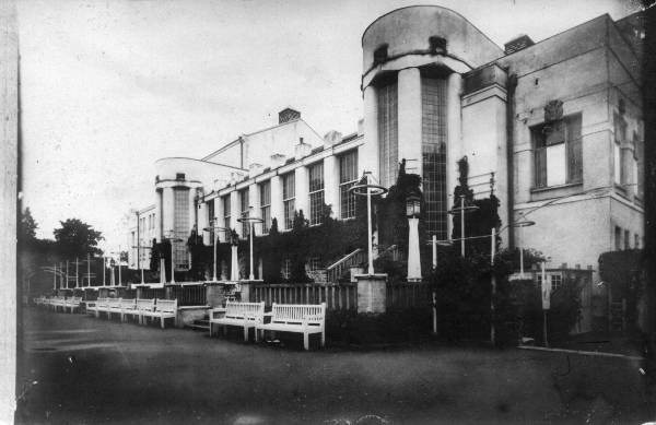 Teater Vanemuine, pingid selle ees. Tartu, ca 1920-1925.