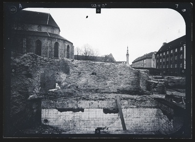 Tallinn. Kvartal nr 37. Ehitusarheoloogia. Harju tänava stereofotogramm-meetriline mõõdistamine.  duplicate photo