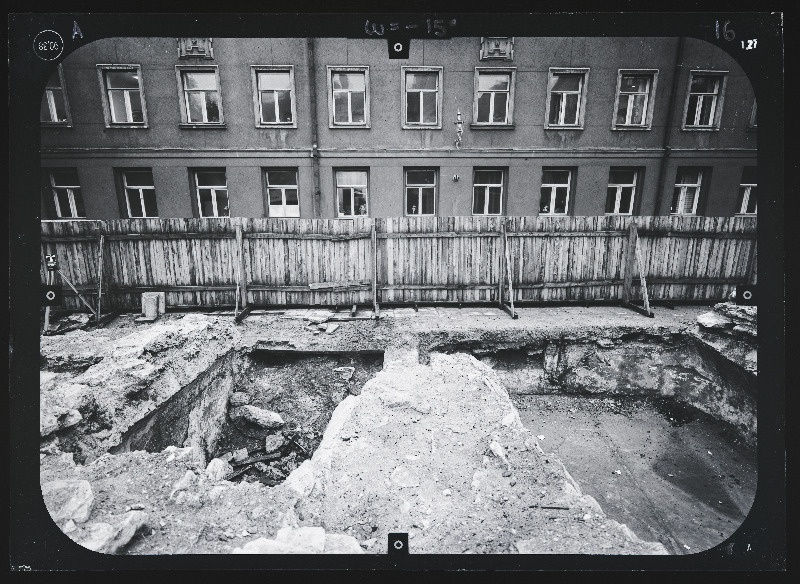 Tallinn. Kvartal nr 37. Ehitusarheoloogia. Harju tänava stereofotogramm-meetriline mõõdistamine.