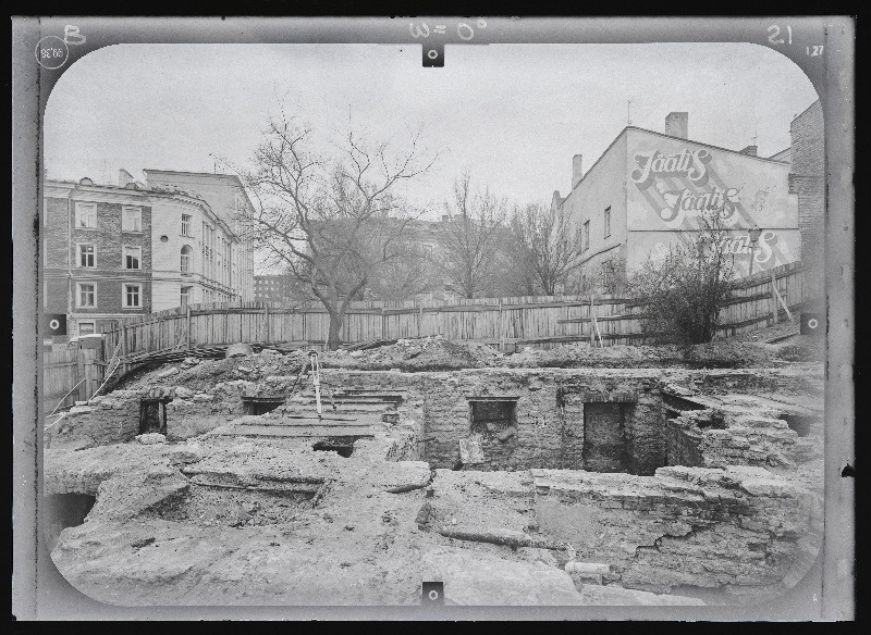 Tallinn. Kvartal nr 37. Ehitusarheoloogia. Harju tänava stereofotogramm-meetriline mõõdistamine.
