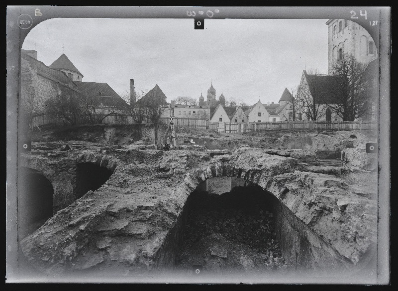 Tallinn. Kvartal nr 37. Ehitusarheoloogia. Harju tänava stereofotogramm-meetriline mõõdistamine.