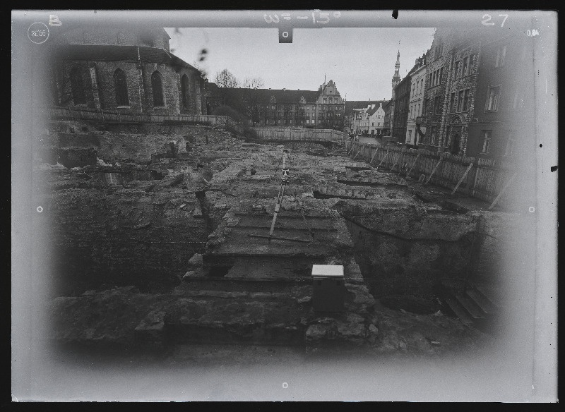 Tallinn. Kvartal nr 37. Ehitusarheoloogia. Harju tänava stereofotogramm-meetriline mõõdistamine.