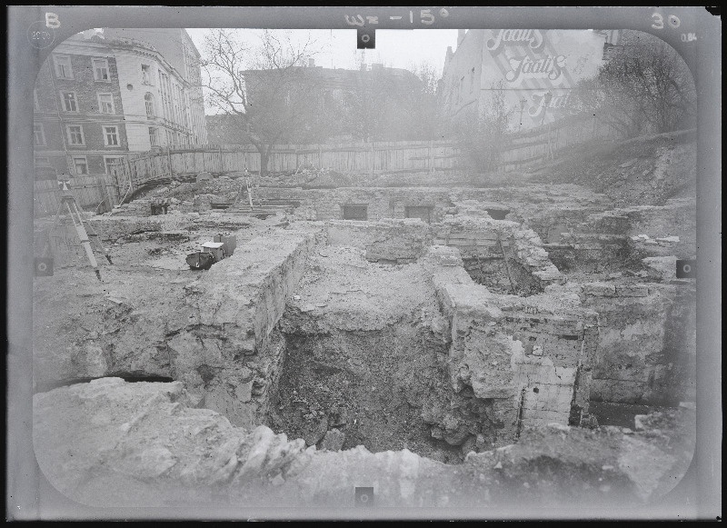 Tallinn. Kvartal nr 37. Ehitusarheoloogia. Harju tänava stereofotogramm-meetriline mõõdistamine.