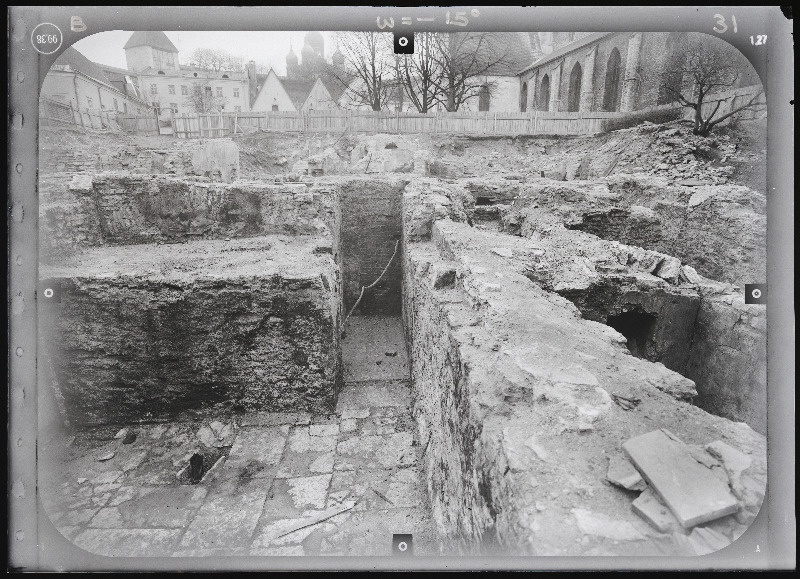 Tallinn. Kvartal nr 37. Ehitusarheoloogia. Harju tänava stereofotogramm-meetriline mõõdistamine.